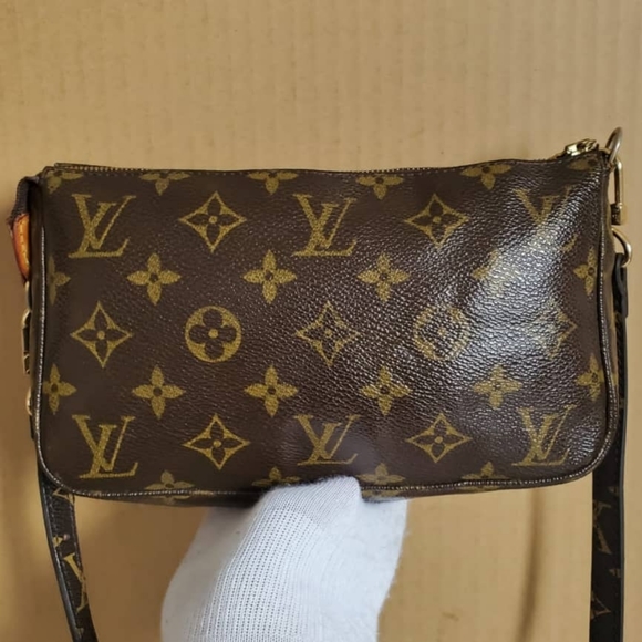 LOUIS VUITTON Monogram Pochette Accessories - Picture 2 of 10